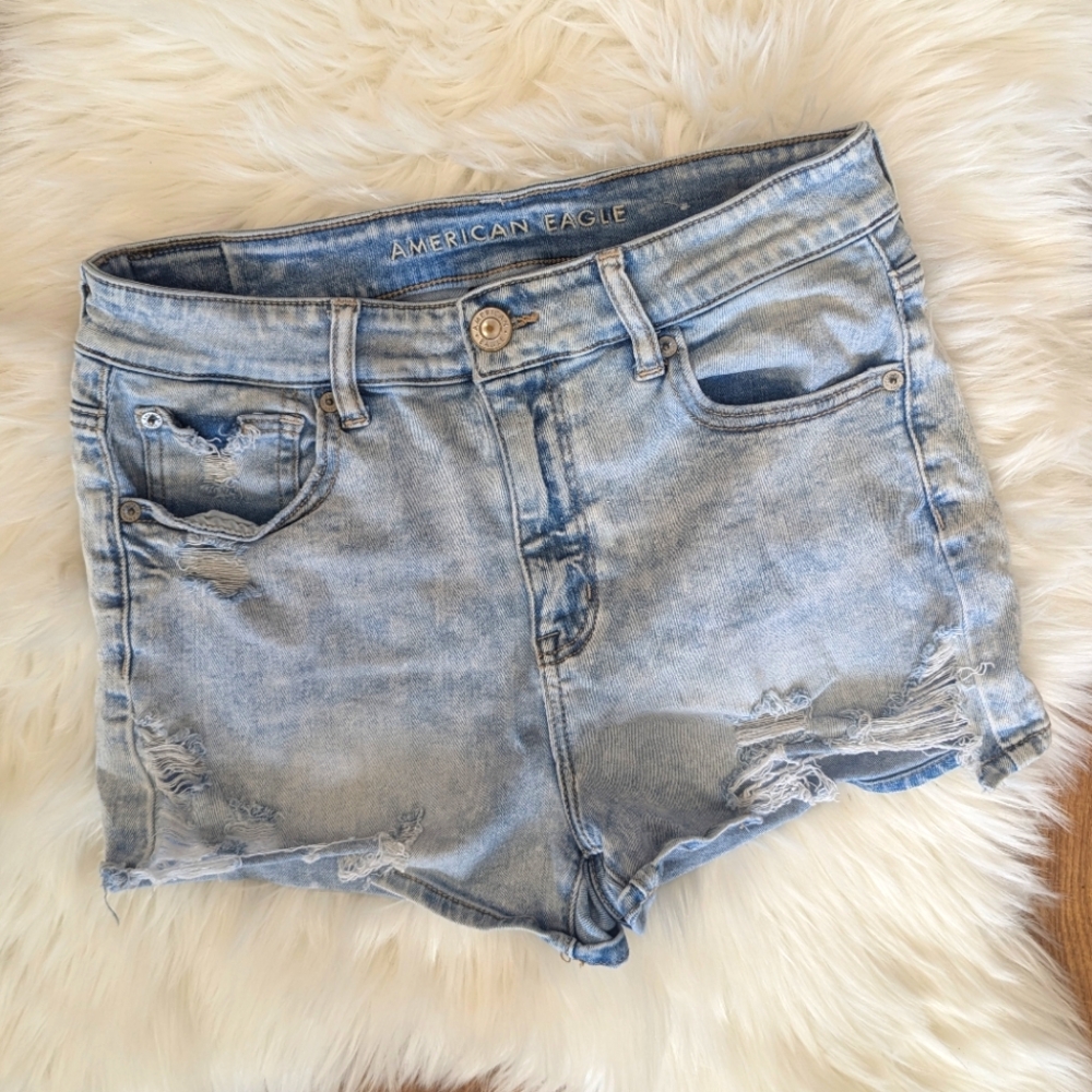 American Eagle Hi Rise Shortie Light Wash Distressed